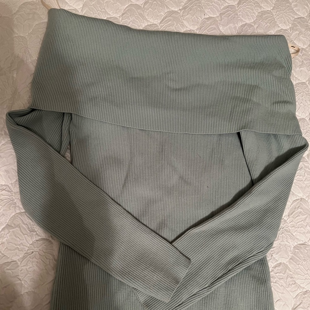 Aritzia Wilfred Off-Shoulder Croquis Sweater